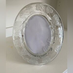 VTG Oval Clear Crystal 5x7 Photo Frame with Embossed Frosted Leaves
